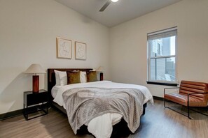 1 habitación, tabla de planchar con plancha, wifi gratis y ropa de cama