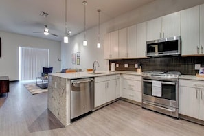Refrigerador, microondas, horno, placa de cocina