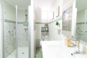 Regadera, secadora de cabello, toallas 