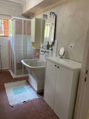 Bruser, hårtørrer, bidet, håndklæder