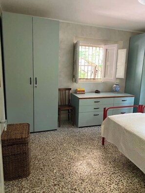 1 slaapkamer, een strijkplank/strijkijzer, reisbedje, beddengoed