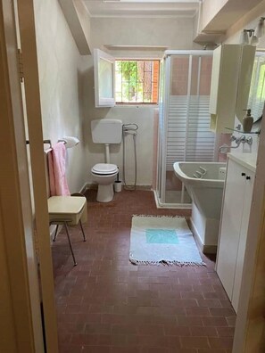 Een douche, een haardroger, een bidet, handdoeken
