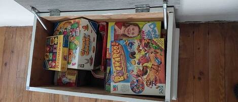 En låda med olika brädspel, bland annat ”Gloomhaven” och ”Betrayal”.