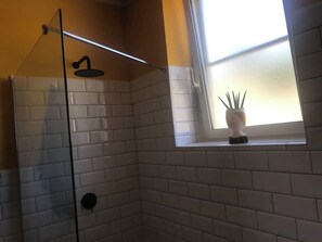 Sèche-cheveux, serviettes fournies, savon, papier toilette