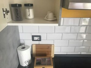 Fridge, oven, stovetop, coffee/tea maker