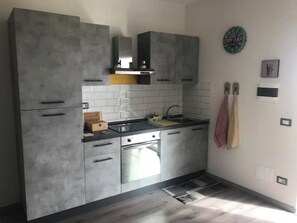 Kylskåp, ugn, spishäll och kaffe- och tebryggare