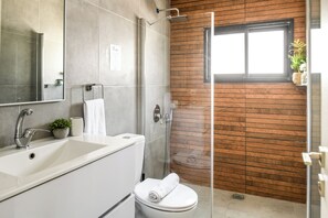 Shower, free toiletries, hair dryer, towels - The Carmel House Apt hotel By Sea N Rent (Tel Aviv)