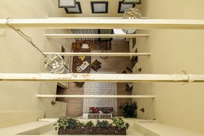 45-inch Smart TV with digital channels - The Carmel House Apt hotel By Sea N Rent (Tel Aviv)