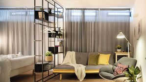 Aden Studio | Oppholdsområde | En 45-tommers smart-TV med digitale kanaler