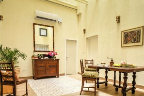 45-inch Smart TV with digital channels - The Carmel House Apt hotel By Sea N Rent (Tel Aviv)