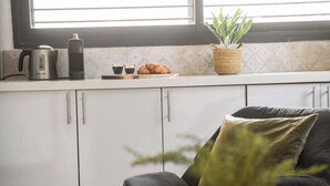 Carmel Apartment | Eget kjøkken | Espressomaskin, kaffetrakter/tekoker og vannkoker