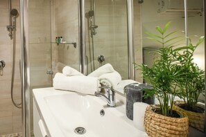 Dusche, kostenlose Toilettenartikel, Haartrockner, Handtücher
