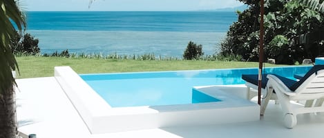 Piscine extérieure, parasols de plage, chaises longues