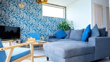 Villa, 3 Schlafzimmer, Meerblick, Strandnähe (Umi) | Wohnbereich | 42-Zoll-Smart-TV mit Digitalempfang, Netflix, Streaming-Dienste