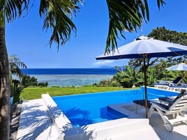 屋外プール、プール パラソル、サンラウンジャー