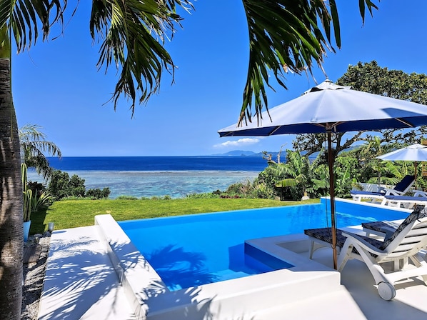 Outdoor pool, pool umbrellas, sun loungers - Ocean View Ishigaki Sora and Umi (Ishigaki)