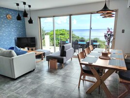 ヴィラ 空 禁煙 | リビング エリア | 42 インチのスマートテレビ (デジタル放送視聴可)、Netflix、ストリーミングサービス