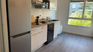 Réfrigérateur, micro-ondes, plaque de cuisson, lave-vaisselle