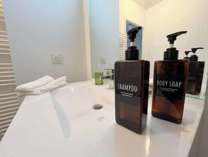 Serviettes fournies, shampoing, papier toilette