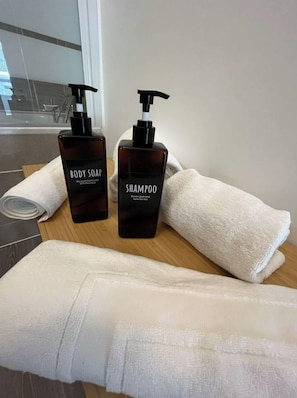 Towels, shampoo, toilet paper - Appartement Cosy 80m2 au Pied du Tram de Bordeaux (Eysines)