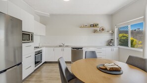 Kühlschrank, Mikrowelle, Ofen, Geschirrspüler