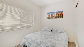 2 slaapkamers, een strijkplank/strijkijzer, beddengoed