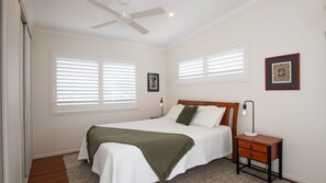 4 bedrooms, internet, bed sheets