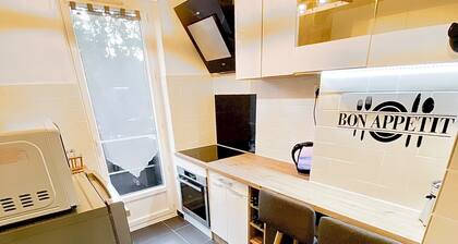 Détente dans cet bel appartement complet avec spa privatif et accÚs illimité.