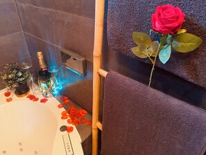 Baignoire à jets, sèche-cheveux, serviettes fournies, savon