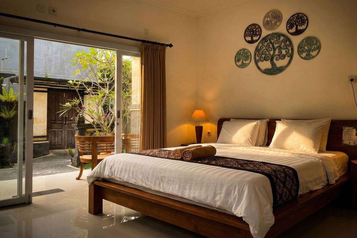 Un dormitorio con una cama, una lámpara y una pared decorada con platos.