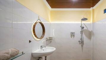 Quarto superior | Banheiro | Chuveiro, chuveiro com efeito de chuva, toalhas de banho