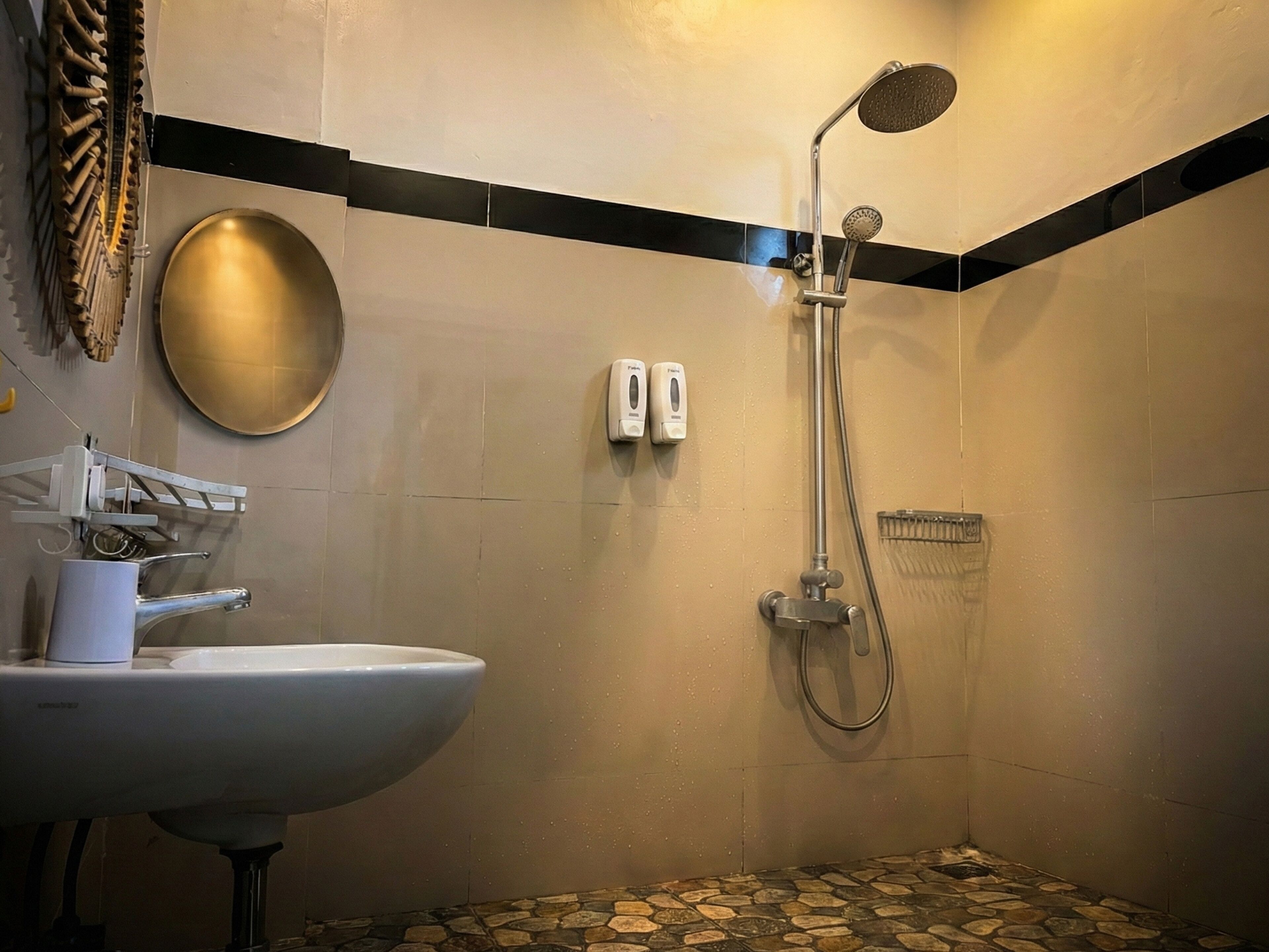 Standard Double Room | Bathroom | Shower, rainfall showerhead, towels