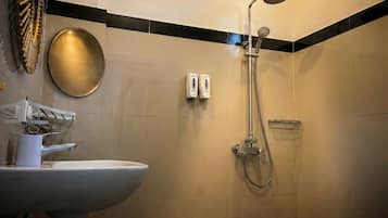 Quarto casal standard | Banheiro | Chuveiro, chuveiro com efeito de chuva, toalhas de banho