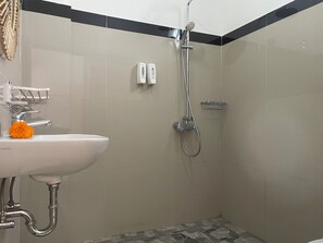Standard Double Room | Bathroom