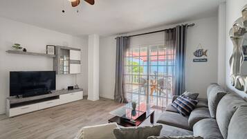 Een smart-tv, videogames, een stereo en een kantoor