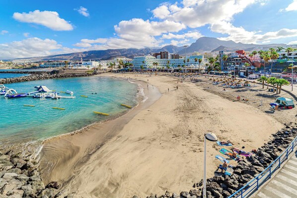 Una spiaggia nelle vicinanze