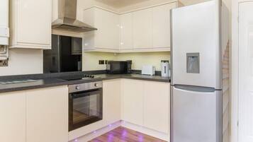 Refrigerador, microondas, horno, placa de cocina