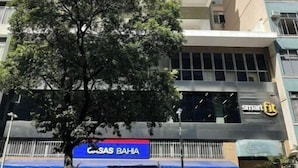 A multi-story building with a blue storefront labeled "CASAS BAHA" and a "smart fit" sign. - Precioso Apartamento con Terraza y Piscina (Ipanema Rio de Janeiro)