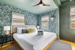 4 Schlafzimmer, Schreibtisch, Bügeleisen/Bügelbrett, Reisekinderbett