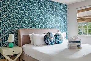4 habitaciones, escritorio y tabla de planchar con plancha 