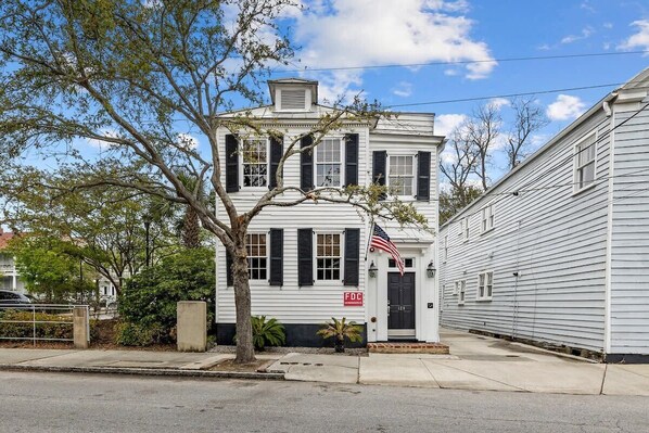 Exterior - Downtown near King St - 4BR/2BA (Charleston)