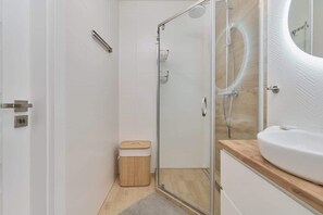 Dusche, Haartrockner, Shampoo