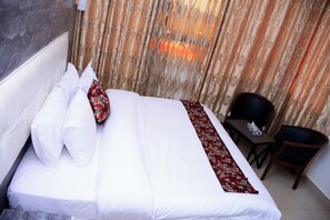 Desk, laptop workspace, free WiFi, bed sheets