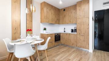 Frigorífico, horno, placa de cocina y lavavajillas