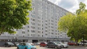 A multi-story parking garage with several cars parked. - Spacious Apartment in the Center | Balcony and Workspace (Warszawa)