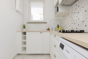 Kjøleskap, mikrobølgeovn, kokeplater og oppvaskmaskin