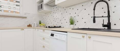 ثلاجة، ميكروويف، موقد طهي مسطح، غسالة أطباق