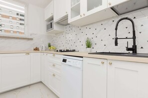 Réfrigérateur, micro-ondes, plaque de cuisson, lave-vaisselle