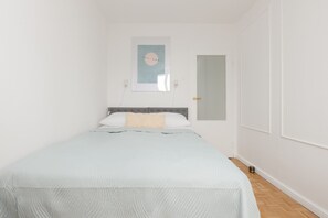 3 habitaciones, tabla de planchar con plancha, wifi y ropa de cama