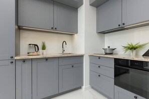 Een koelkast, een microgolfoven, een oven, een kookplaat